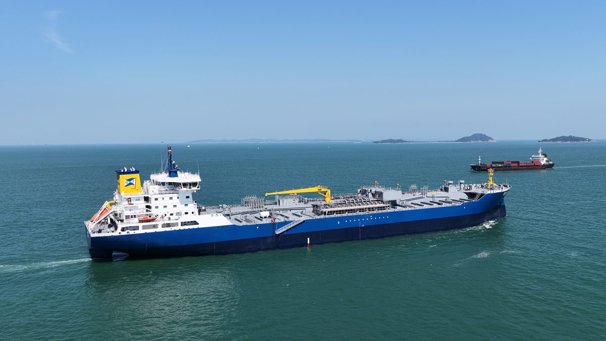 Seabrill underway, side view showing deck cargo manifold and cranes