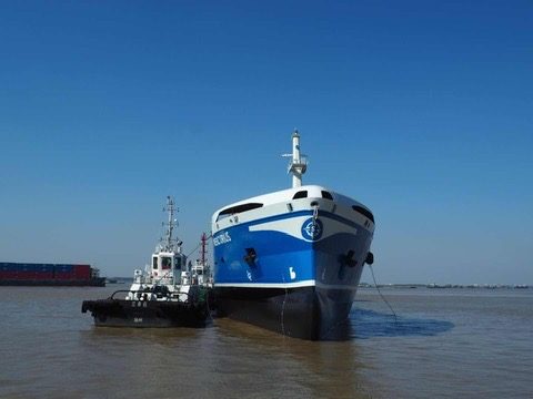 Saturnus, chemical tanker, bow view with tug alongside